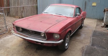 Культовый Ford Mustang 60-х простоял 35 лет заброшенным в трейлере (фото)