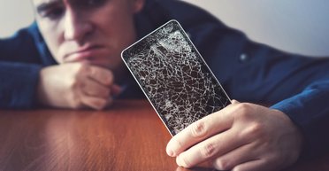 Розбитий екран смартфона "заклали" суперклеєм: що вийшло і чи працює такий метод ремонту