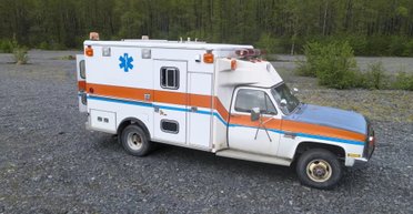 Сделай сам: старую карету скорой помощи превратили в удобный автодом (видео)