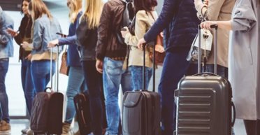 Жінка випадково помстилася грубому пасажиру літака, який штовхнув її в черзі