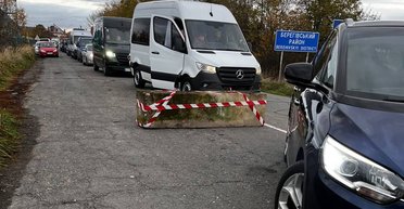 На Закарпатье после прорыва границы КПП усилили бетонными блоками (фото)