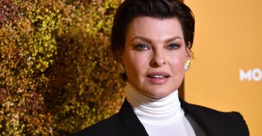 Лінда Євангеліста продемонструвала стильний діловий ансамбль (фото)