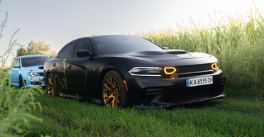 В Україні помітили заряджений седан Dodge з яскравим тюнінгом (фото)