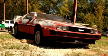 Заброшенная легенда: авто из фильма "Назад в будущее" 25 лет простояло на улице (видео)