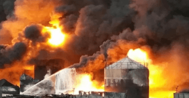 Дроны атаковали нефтебазу в Ростовской области: цистерны с топливом в огромном пламени (видео)