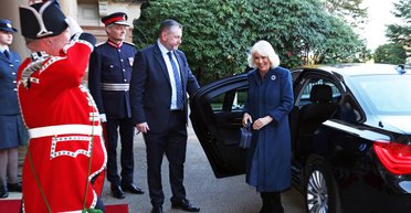 Королева Камілла вийшла у світ на фоні чуток про смерть короля Чарльза ІІІ (фото)