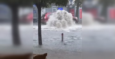 В Киеве бьют гейзеры и ломается асфальт: какие улицы затопило