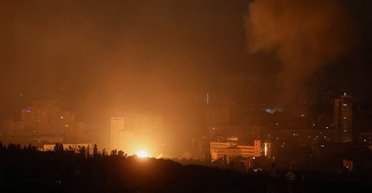 ЗС РФ атакували Київ та область ракетами і дронами: зруйнована п'ятиповерхівка, пожежі в районах, деталі