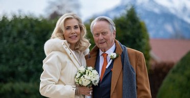 Светская львица, которая была замужем за двумя принцами, сыграла свадьбу с владельцем Porsche