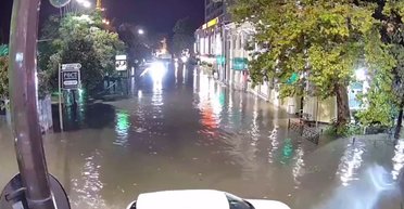 Российский Сочи "утонул": затопило улицы, больницу и концерт Стаса Михайлова