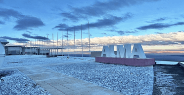 Диво природи: найсухішу пустелю світу засипало снігом (відео)