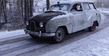 Редкое шведское авто завелось и поехало после 55 лет простоя в лесу (видео)