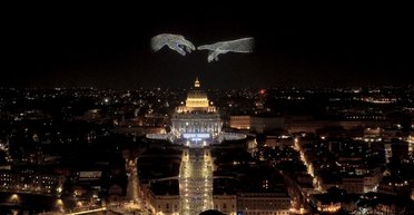 Лично одобрил Папа Римский: брат Маска устроил в Ватикане крупнейшее в Европе шоу дронов (видео)