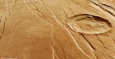 Царапины от "когтей" на Марсе. Астрономы показали необычные разломы на Красной планете (фото)