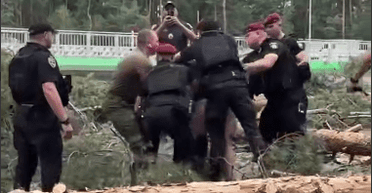 Защищал Ирпень: на Киевщине группа полицейских скрутила ветерана без ноги (видео)