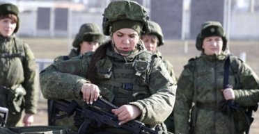 В одной шеренге: военкоматы РФ объявили набор женщин в состав вооруженных сил