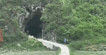 Стіни змикаються: у Китаї водій показав вузький тунель через "печеру Бетмена" (відео)