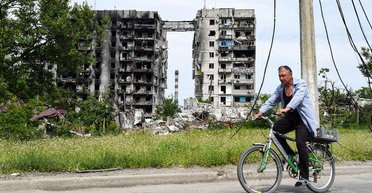 Останній злочин РФ: в Маріуполі окупанти розкрадають "безхазяйні" квартири, – The Economist