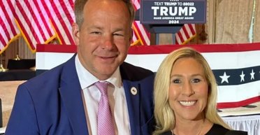 Отыскали адрес: журналист, который спрашивал Зеленского о костюме, пожаловался на угрозы (видео)