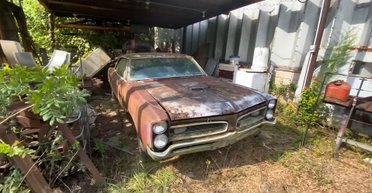 Покинутий раритет: у США знайшли культовий спорткар Pontiac, який пережив ураган (відео)
