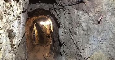 Шукачі пригод застрягли у золотій шахті глибоко під землею: яка доля їх спіткала (фото)