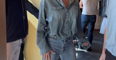 Памела Андерсон показала, як поєднувати речі з деніму в одному ансамблі (відео)