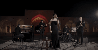 Без хиджаба и с обнаженными плечами: в Иране арестовали певицу из-за концерта (видео)