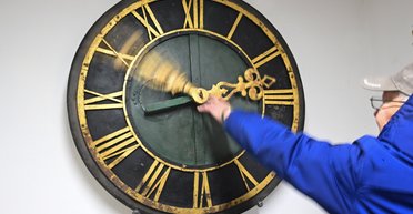 Перевод часов на зимнее время: почему Зеленский не спешит менять порядки в Украине