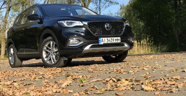 Англієць, китаєць чи європеєць? Тест-драйв MG HS  в Україні