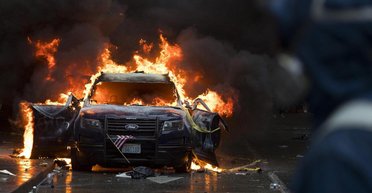 Пожертвовал бизнесом ради людей: в Китае торговец рыбой необычно тушил горящее авто (фото)