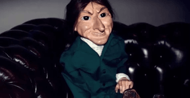 Знайшов під будинком: моторошна 200-річна лялька "вплинула" на життя чоловіка (фото)