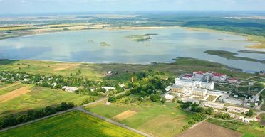 Источник здоровья и силы: где в Украине есть целебное минеральное озеро (видео)