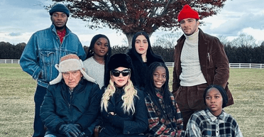 Мадонна поделилась редкими семейными снимками с отцом и детьми (фото)