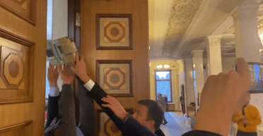 "У Гетманцева их целая коллекция": нардеп Николаенко рассказал, кому принес в Раду кассовый аппарат