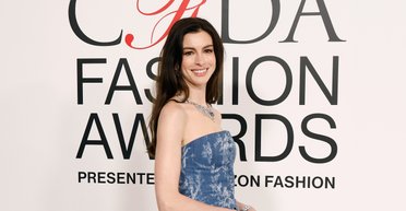 Енн Гетевей зʼявилася на публіці в джинсовому ансамблі (фото)