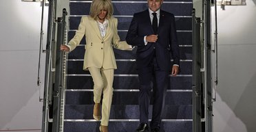 "Отойди, неудачник": что Брижит сказала Макрону после пощечины в самолете (фото)