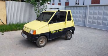 В Украине обнаружен очень редкий электрокар 1992 года с деталями от "Икаруса" (фото)