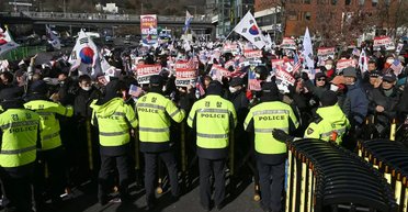 Стояли несколько часов: в Южной Корее следователи пытались арестовать президента (видео)