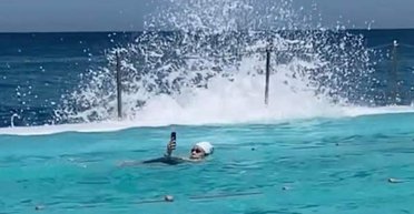 "Світ збожеволів": дівчину розкритикували за її вчинок у басейні (відео)