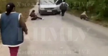 Женщины с палками напали на автомобиль ТЦК: появилась реакция военных (видео)