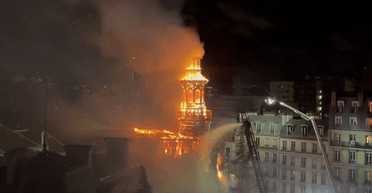 "Нагадує Нотр-Дам": у Парижі загорілася історична ратуша, може обвалитися дзвіниця (відео)