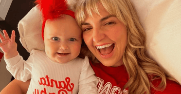 "Змінить через 18 років": жінку розкритикували за дивне імʼя дитини (фото)