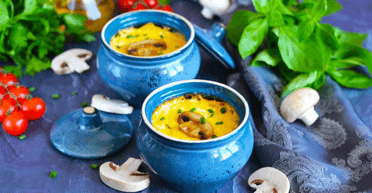 Жульєн із куркою, картоплею та грибами в горщиках: проста й апетитна страва