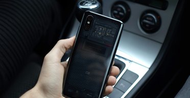 Безопасно ли заряжать смартфон в машине, и должен ли двигатель работать: ответ специалистов