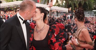 Деми Мур поддержала бывшего мужа Брюса Уиллиса, который борется за жизнь (фото)