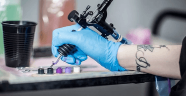 Майстер зробив татуювання, яке залишає людей із "головним болем": у чому його секрет (фото)