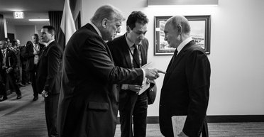 "Мандрівника в часі" з 1959 року помітили на новому знімку Трампа і Путіна