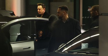 Илон Маск прилетел в Польшу, чтобы посетить еврейский концлагерь Аушвиц