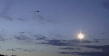 Редкие кадры: польские Су-22 сбросили фотовспышки во время ночного авиашоу (видео)