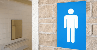 Вывески в уборную ресторана удивили клиента: в сети высмеяли нелепые "шедевры" (фото)